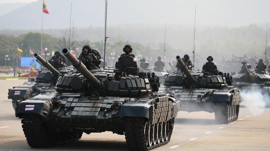 Tanques militares durante um desfile das Forças Armadas em Naipidau, capital de Mianmar, em março de 2022, após o golpe militar sofrido pelo país em fevereiro de 2021