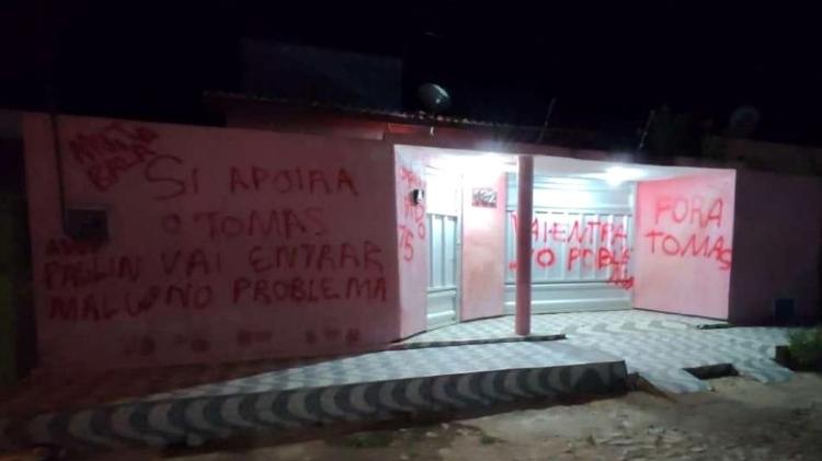 Casa pichada com ameaças e frases contra o principal rival do prefeito de Santa Quitéria (CE)