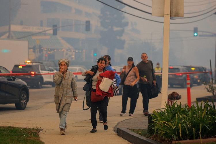 Primeiras evacuações começaram a ser feitas ainda no turno da tarde por causa de incêndios em Los Angeles