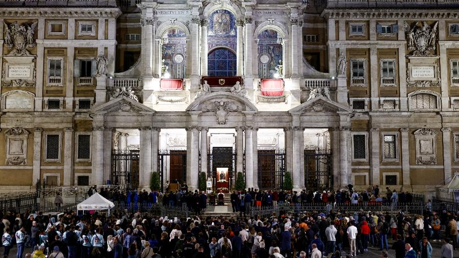 Fiéis participam de um culto na Basílica Santa Maria Maggiore, um dia antes do funeral do Papa Francisco em Roma, Itália, em 25 de abril de 2025 Fiéis participam de um culto na Basílica Santa Maria Maggiore, um dia antes do funeral do Papa Francisco em Roma, Itália, em 25 de abril de 2025