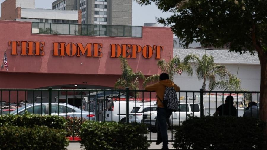 11.jun.2025 - Pessoas esperam do lado de fora de uma loja Home Depot na Wilshire Blvd, onde um grupo de 25 trabalhadores foi preso pelo ICE na última sexta-feira (6) 11.jun.2025 - Pessoas esperam do lado de fora de uma loja Home Depot na Wilshire Blvd, onde um grupo de 25 trabalhadores foi preso pelo ICE na última sexta-feira (6)