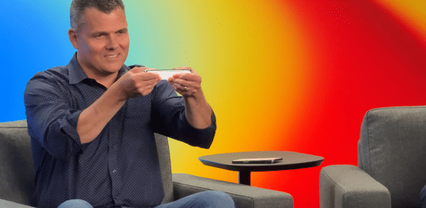 Provocado por diretor da Apple, jornalista tenta quebrar novo iPhone Air