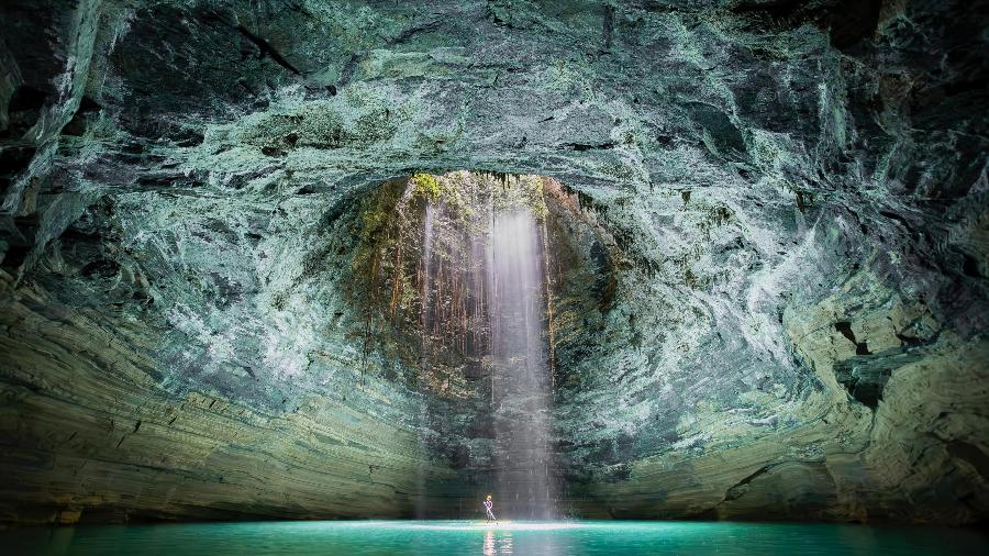 Águas do poço vão do azul-turquesa ao verde-esmeralda, dependendo da época do ano Águas do poço vão do azul-turquesa ao verde-esmeralda, dependendo da época do ano