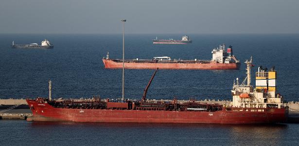 Petróleo abre semana acima de US$ 100, com liberação de reservas no radar