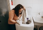10 dicas para lavar toalhas e edredons na máquina sem deixar cheiro de mofo (Foto: Pexels)