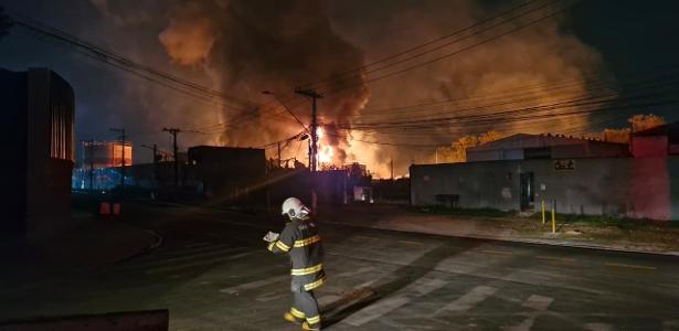 Incêndio em fábrica química provoca fumaça 'ardida', explosões e evacuação