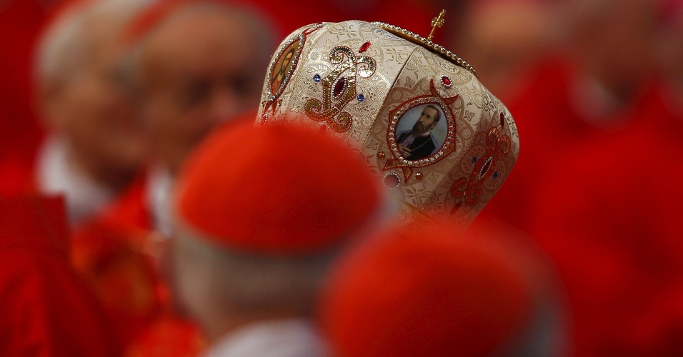29.jun.2015 - Bispo ortodoxo (centro) participa de procissão antes da chegada do papa Francisco na Basílica de São Pedro, no Vaticano
