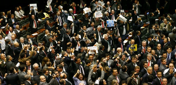 Deputados contrários ao projeto de redução da maioridade penal comemoram a rejeição da PEC na Câmara dos Deputados - Pedro Ladeira/Folhapress