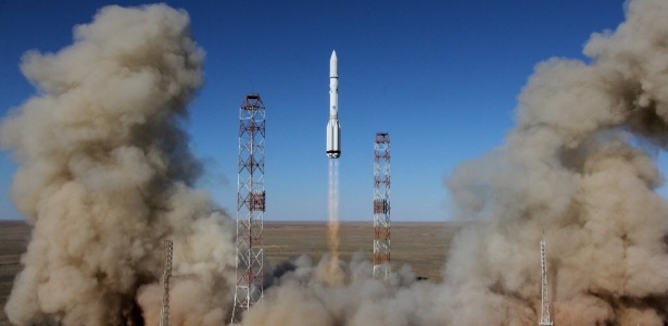 O foguete russo Proton-M, carregando o satélite britânico de comunicações Inmarsat-5 F3, decola de Baikonur, no Cazaquistão. O satélite que foi colocado em órbita completará o programa Global Express (GX), destinado a levar internet de banda larga para todos os lugares do planeta - AFP