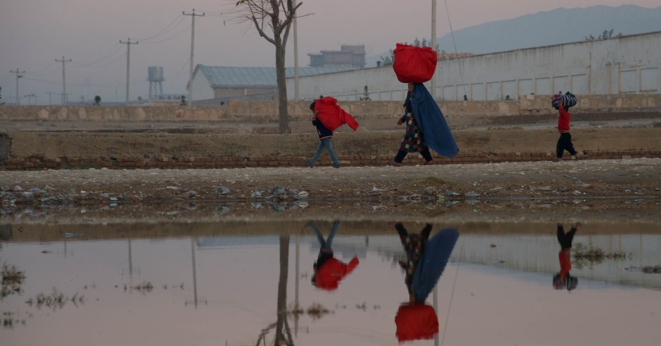 6.nov.2015 - Uma mulher passeia com crianças em Mazar-i-Sharif, no Afeganistão