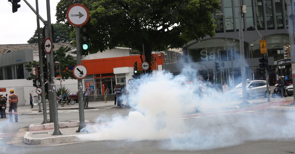 3.dez.2015 - Policiais e estudantes entraram em confronto durante protesto contra a reorganização escolar na Avenida Brigadeiro Faria Lima, esquina com Avenida Rebouças, em Pinheiros, zona oeste de São Paulo, na manhã desta quinta-feira (3). A PM usou bomba de gás para dispersar os estudantes