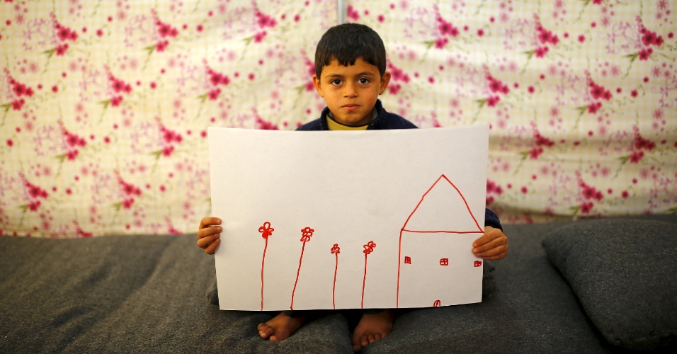 15.jan.2016 - O refugiado sírio Ali Addahar, de 9 anos, mostra um desenho de sua casa na Síria. Ele está no campo de refugiados de Midyat, na Turquia