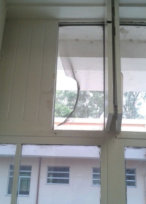 Janela de hospital com tela de proteção contra mosquitos rasgada - Asthemg/Divulgação