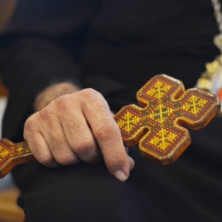 11.abr.2017 - O crucifixo usado pelo bispo Aghason e a medalha, com a imagem de Maria e do menino Jesus - Reinaldo Canato/UOL