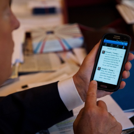 Donald Trump navega pelo seu perfil no Twitter em seu escritório no Trump Tower - Josh Haner/The New York Times