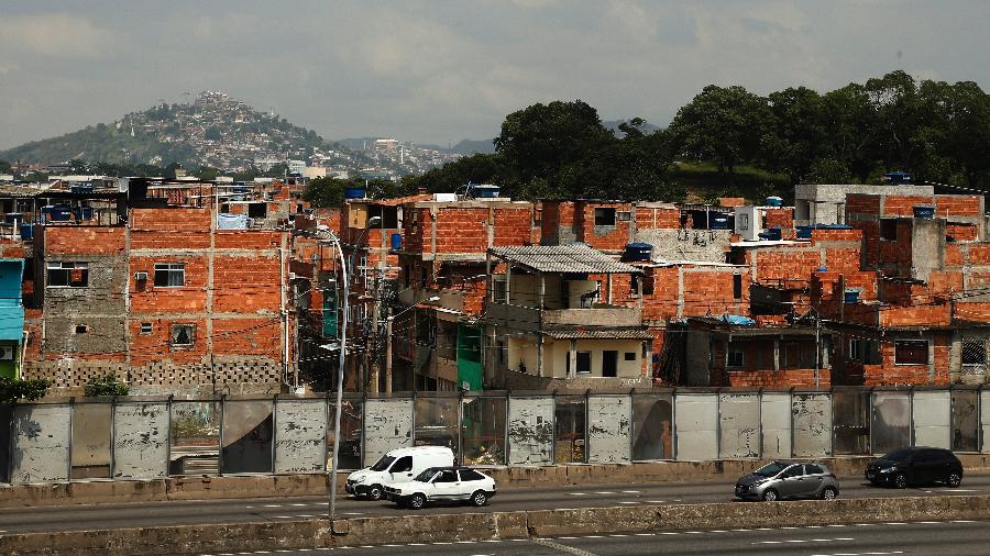 16.fev.2018 - Vista geral da favela da Maré, linha vermelha e Complexo do Alemão - Antonio Scorza/Agência O Globo