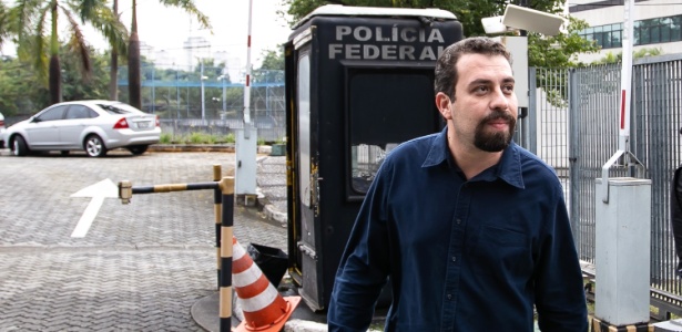 O pré-candidato à Presidência pelo PSOL, Guilherme Boulos, presta depoimento na sede da Polícia Federal em São Paulo (SP), na manhã desta quinta-feira (7), sobre a ocupação do tríplex do Guarujá por integrantes do MTST