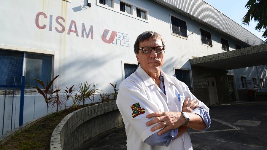 O médico obstetra Olímpio Moraes, em frente ao Cisam, hospital de referência ao aborto legal no Recife - 