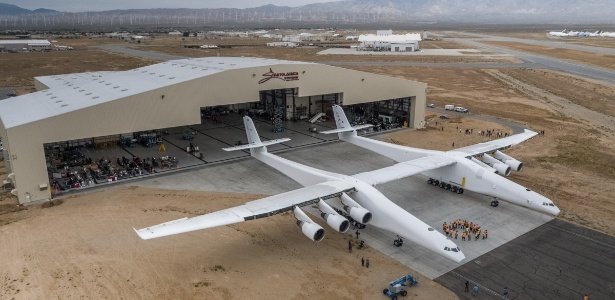 Maior avião do mundo, o Stratolaunch tem quase 120 metros de comprimento - Stratolaunch Systems Corp/AFP PHOTO 