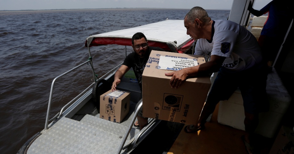 Urnas eletrônicas são transportadas de barco pelo rio Amazonas