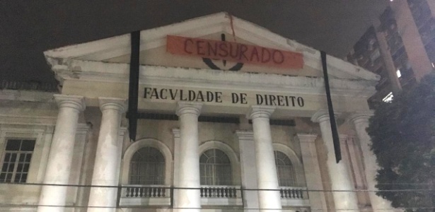 25.out.2018 - Faixa com a palavra "censurado" é colocada na fachada da faculdade de Direito da UFF em substituição à bandeira "antifascista" removida por ordem judicial