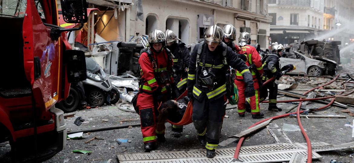 12.jan.2018 - Bombeiros atendem vítimas após explosão no centro de Paris - Thomas Samson