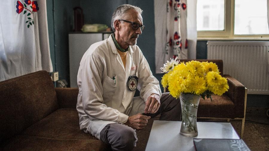 O médico Alberto Cairo, no Centro Ortopédico de Cabul, no Afeganistão - Bryan Denton/The New York Times
