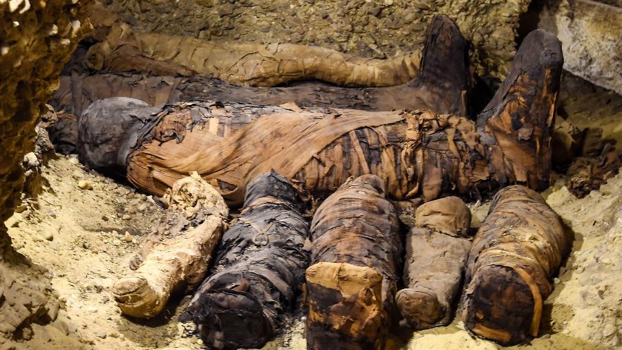 Arqueólogos descobrem em Minya, a 340 km de Cairo (Egito), uma rara tumba com dezenas de múmias "jovens" - Mohamed El-Shahed/AFP