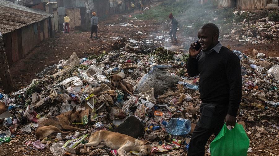 Montes de lixo em Kibera, uma comunidade empobrecida em Nairobi, no Quênia - Andrew Renneisen/The New York Times
