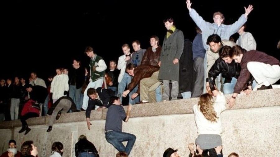 Moradores de Berlim Oriental escalaram o Muro em 9 de novembro de 1989, derrubando a Cortina de Ferro na Alemanha - Reuters