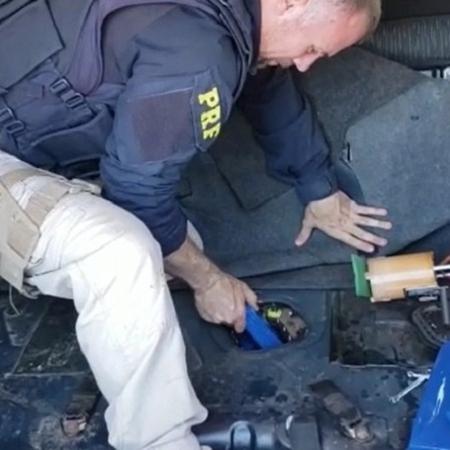 Polícia Rodoviária Federal (PRF) apreendeu 47,5 kg de maconha escondidos em carro - Divulgação/PRF