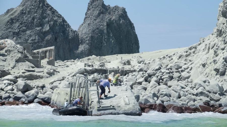 Pessoas em bote em área onde vulcão entrou em erupção na Ilha Branca da Nova Zelândia - Xinhua/Michael Schade