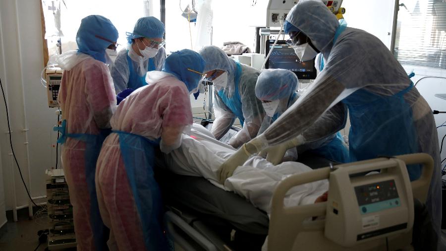 Paciente de coronavírus é tratado em unidade de terapia intensiva do hospital Institut Mutualiste Montsouris (IMM) em Paris, na França - BENOIT TESSIER/REUTERS