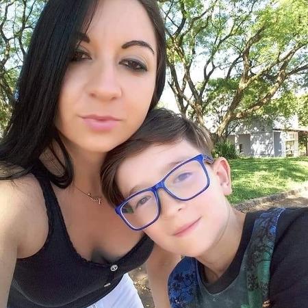 Alexandra Dougokenski e o filho, Rafael Mateus Winques; segundo a polícia, ela confessou que o matou involuntariamente - Reprodução/Redes sociais