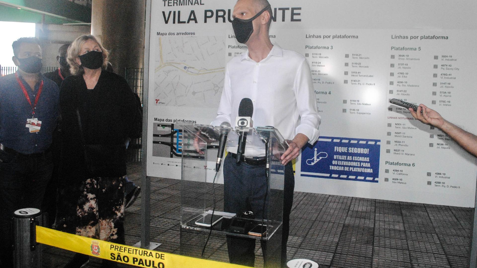 13 out. 2020 - Bruno Covas (PSDB), visitou o Terminal Rodoviário de Vila Prudente, na zona leste da cidade pela manhã, acompanhando da  secretaria de Mobilidade e Transporte, Elisabete França, e do presidente da SPTrans, Levi Oliveira. - ADELEKE ANTHONY FOTE/ESTADÃO CONTEÚDO