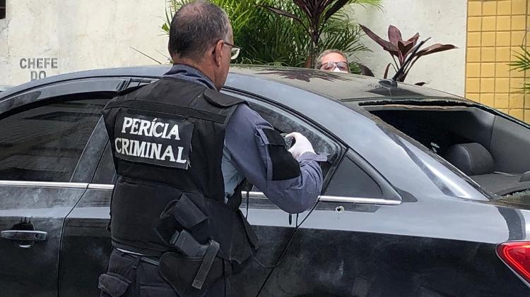 3.nov.2020 - Perícia em carro atingido durante ataque ao vereadora Zico Bacana (Podemos) - Herculano Barreto Filho/UOL - Herculano Barreto Filho/UOL