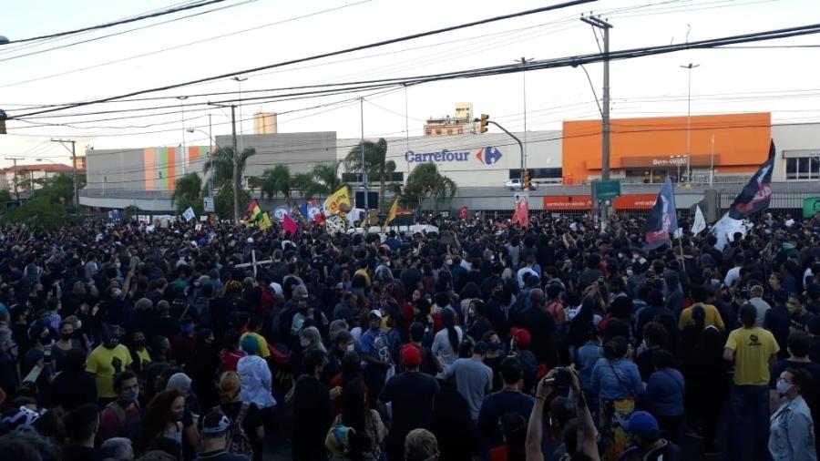 Após morte de cliente negro, manifestantes fizeram protestos em frente à unidade - Hygino Vasconcellos/UOL