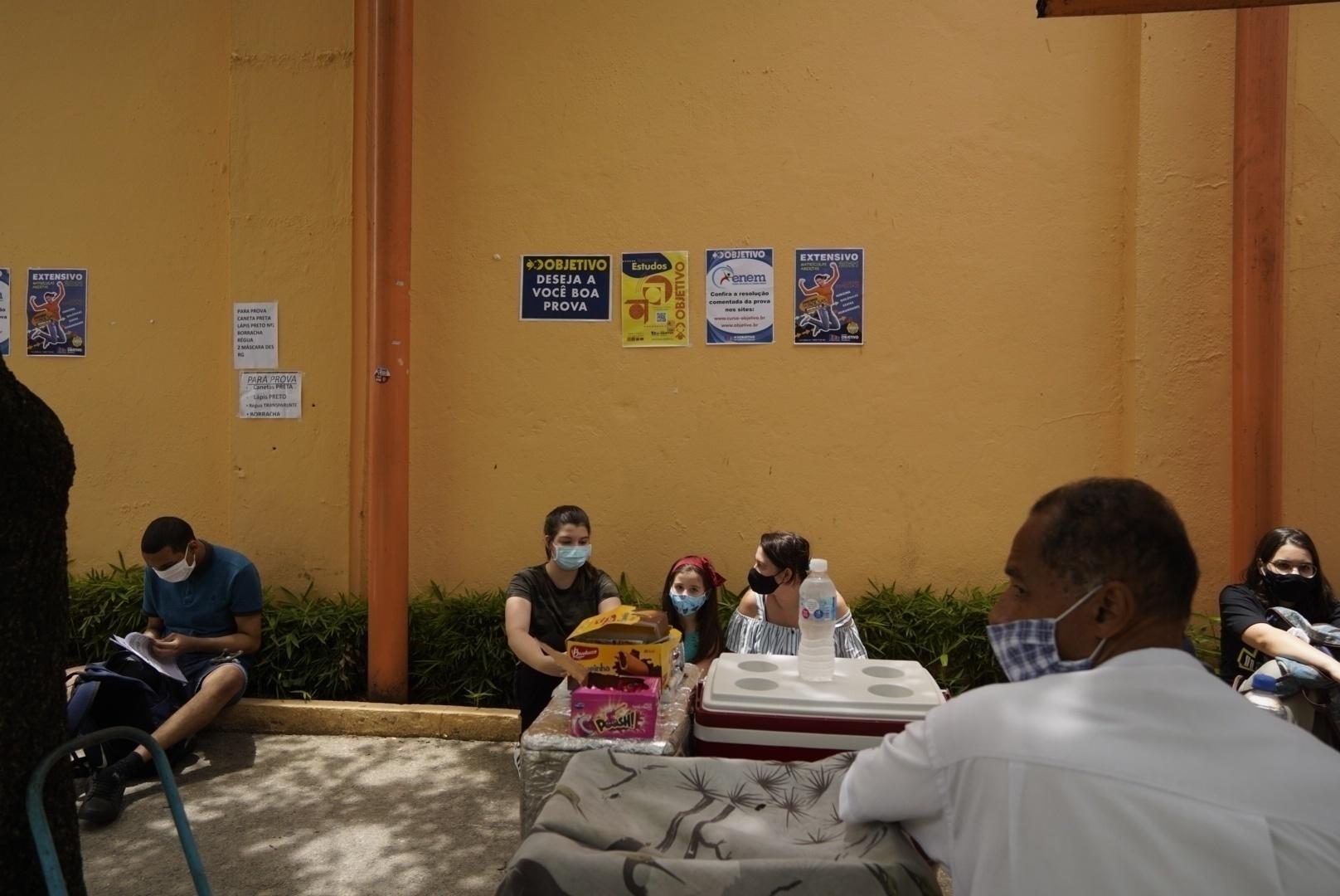 Exame é realizado em meio à pandemia da covid-19 com insegurança dos alunos sobre máscaras e alimentação - André Porto/UOL