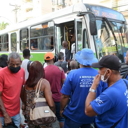 Ônibus lotado em Madureira, na zona Norte do Rio