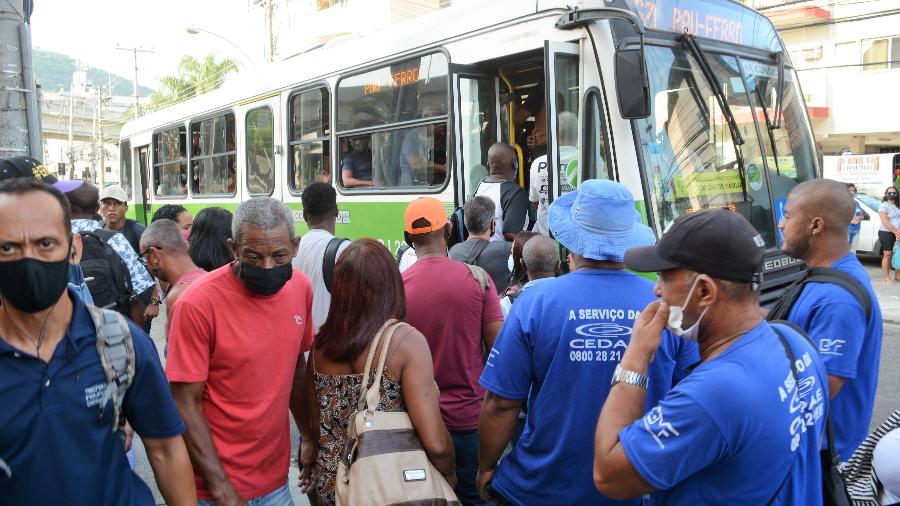 Ônibus lotado provoca aglomeração de passageiros em Madureira, zona Norte do Rio, em fevereiro de 2021 - JORGE HELY/FRAMEPHOTO/FRAMEPHOTO/ESTADÃO CONTEÚDO