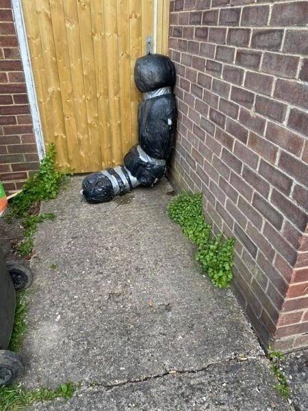 Policiais visitam casa de mulher que esqueceu de tirar decoração de Halloween - Reprodução/Facebook
