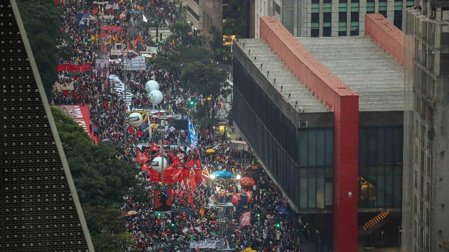 Protesto contra Bolsonaro reuniu milhares de pessoas em São Paulo - DANIEL TEIXEIRA/ESTADÃO CONTEÚDO