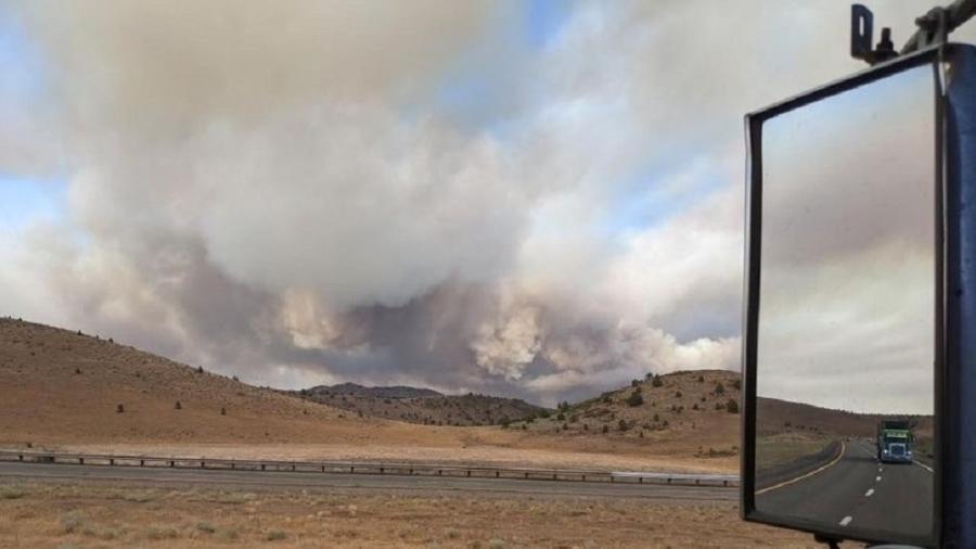 28.jun.2021 - A fumaça do fogo sobe o Monte Shasta no condado de Siskiyou, na Califórnia, EUA. Indêndio provocou a evacuação de 8 mil pessoas que vivem em áreas próximas - DANIEL YURCHAK/via REUTERS