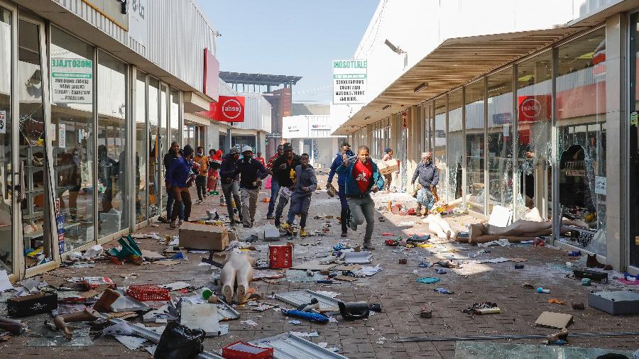 Confrontos entre manifestantes e agentes da polícia, bem como os saques a lojas, continuam hoje na África do Sul pelo quarto dia após a entrada na prisão do ex-presidente Jacob Zuma - PHILL MAGAKOE/AFP