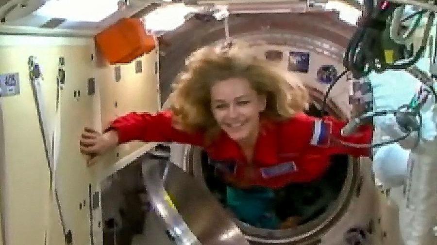 A atriz Yulia Peressild chegou à ISS em 5 de outubro, com o diretor Klim Chipenko. Ambos devem retornar no domingo (17), na companhia do cosmonauta russo Oleg Novitski - AFP PHOTO/Roscosmos/HO