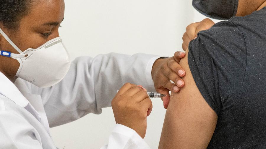 8.out.2021 - Enfermeira aplica vacina contra a covid-19 em Porto Alegre, no Rio Grande do Sul - Evandro Leal/Estadão Conteúdo