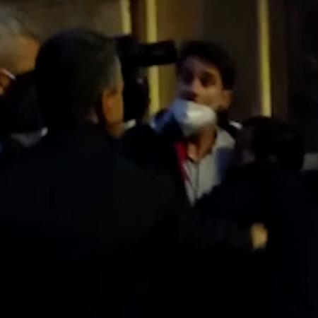 31.out.2021 - Jornalistas são alvo de agressão em Roma, na Itália - Reprodução