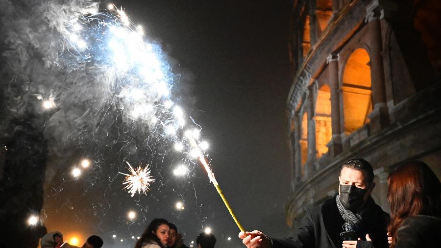 Na Itália, pessoas celebram ano novo em frente ao Coliseu, em Roma, mas com festas canceladas - Alberto Pizzoli/AFP
