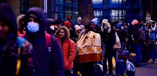 Refugiados fugindo da Ucrânia na estação Nyugati