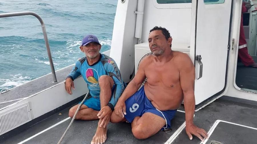 Os pescadores Raimundo e Francisco após serem resgatados em Cascavel (CE) - Arquivo pessoal
